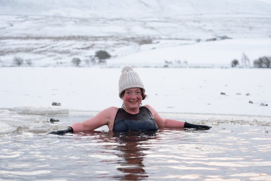 c51243-ice-swimming-anna-deacon-low-res 0100-930x620